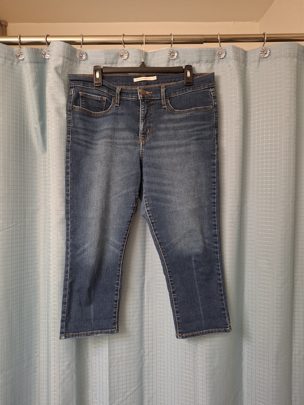 Levi's Mid Wash Cropped Women's Jeans